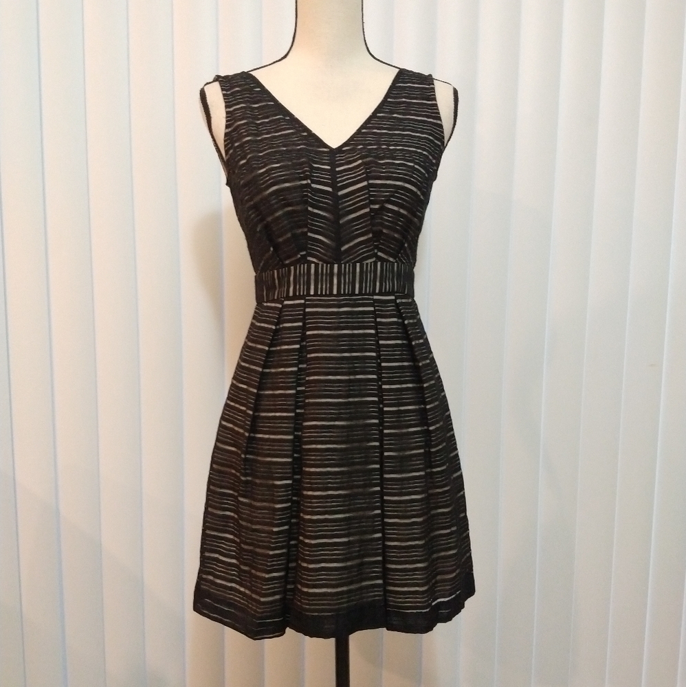 BCBGENERATION BLACK DRESS LINE A STRIPPED WITH POCKETS SZ 4